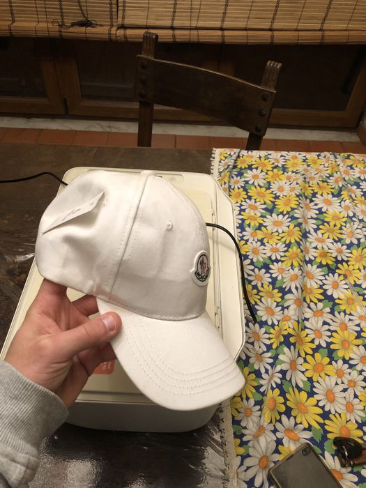 chapeu branco moncler