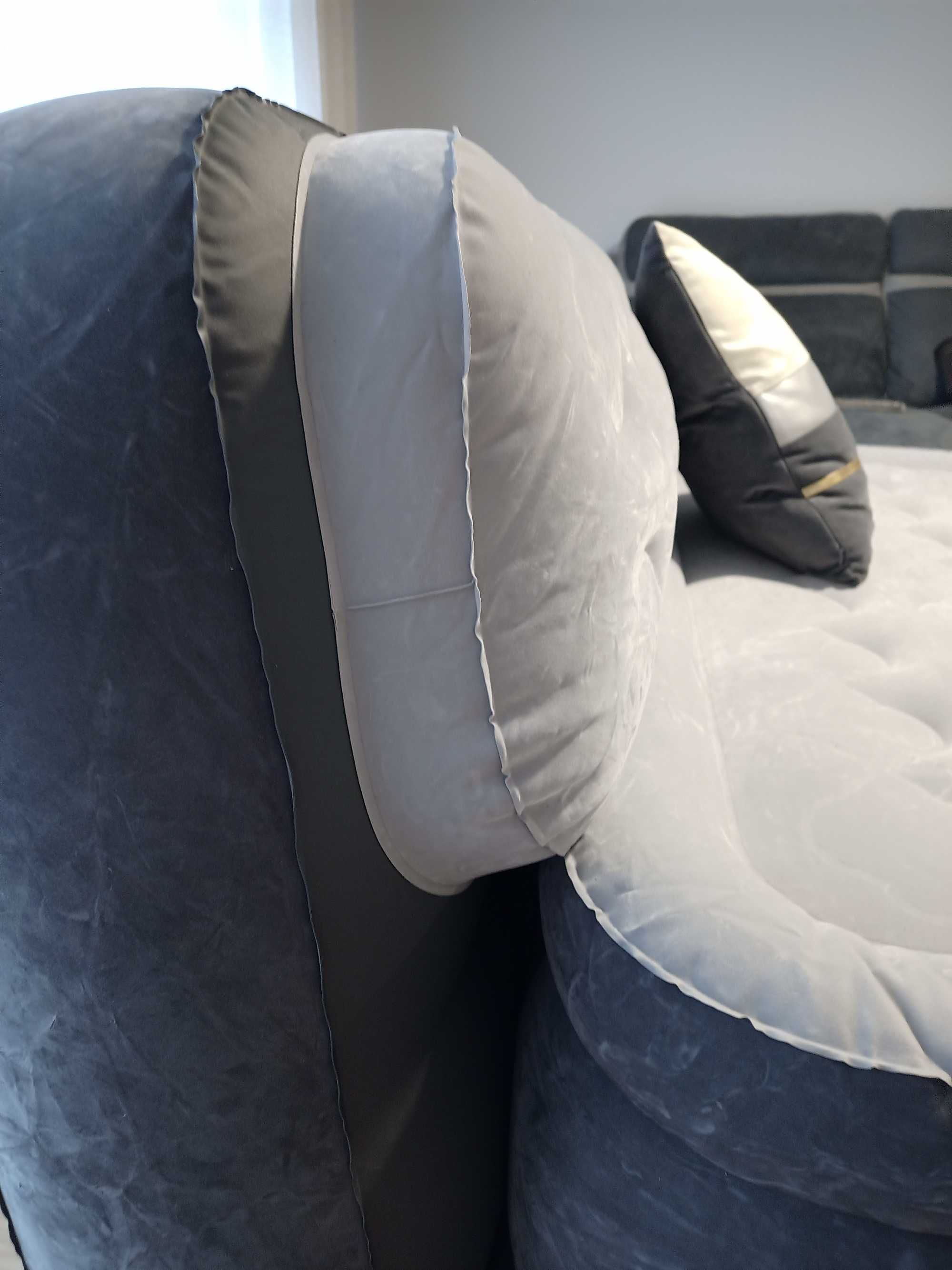 Inflatable Mattress with Headboard, by Intex - 152 x 236 x 46 cm