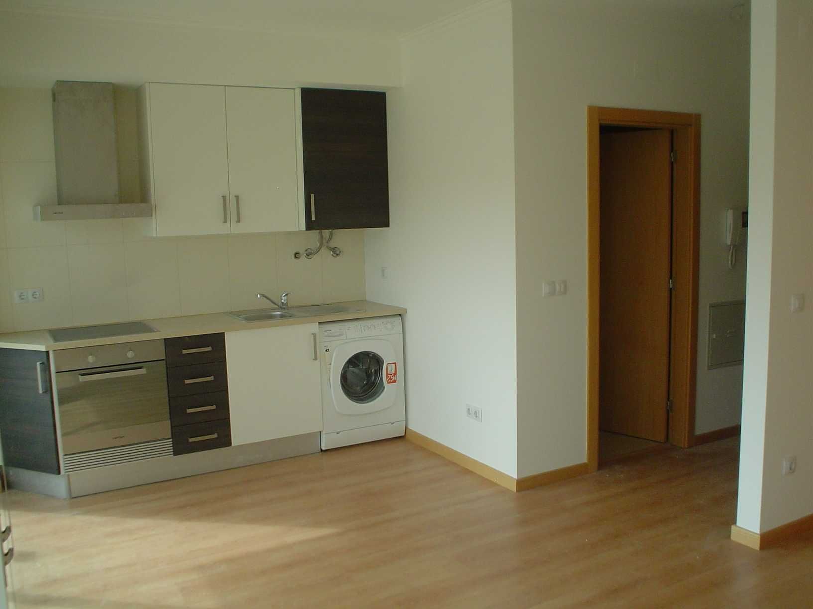 Apartamento T0 C/ Garagem Av. Guarda Inglesa - Portugal dos Pequenitos