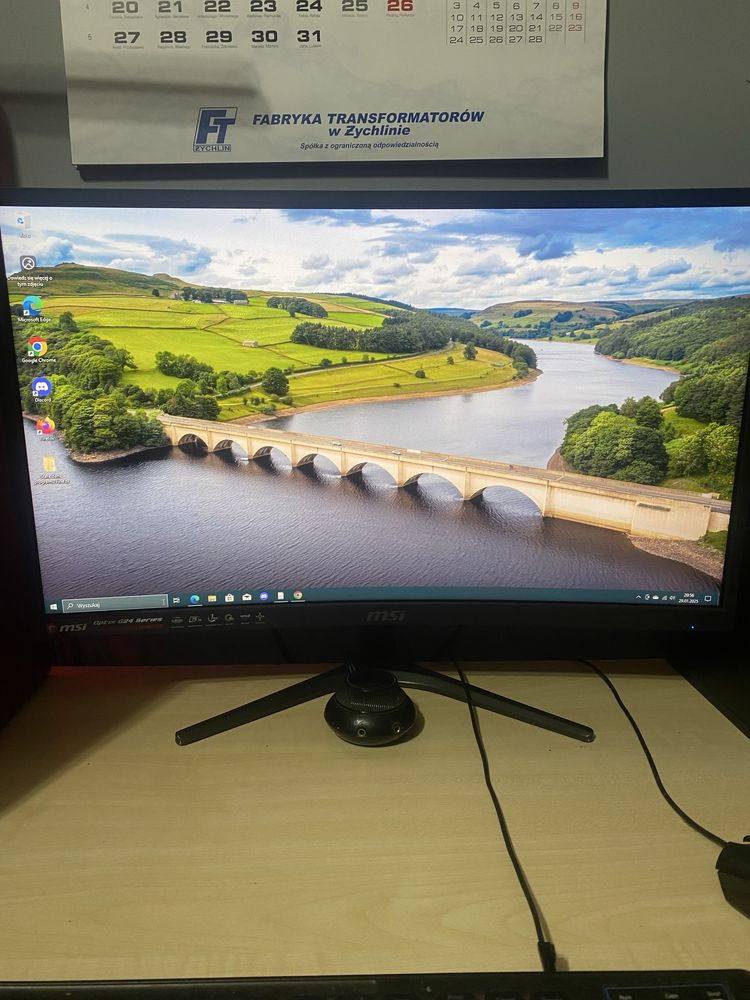 Komputer z monitorem