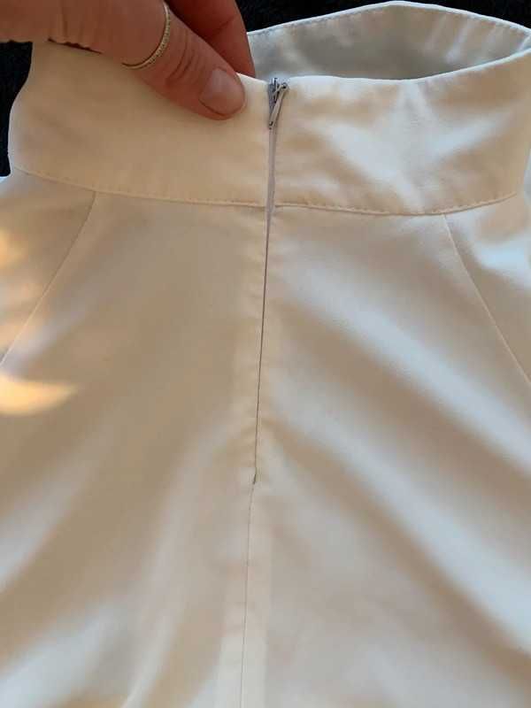 Kremowa elegancka bluzka z falbaniastymi rękawami