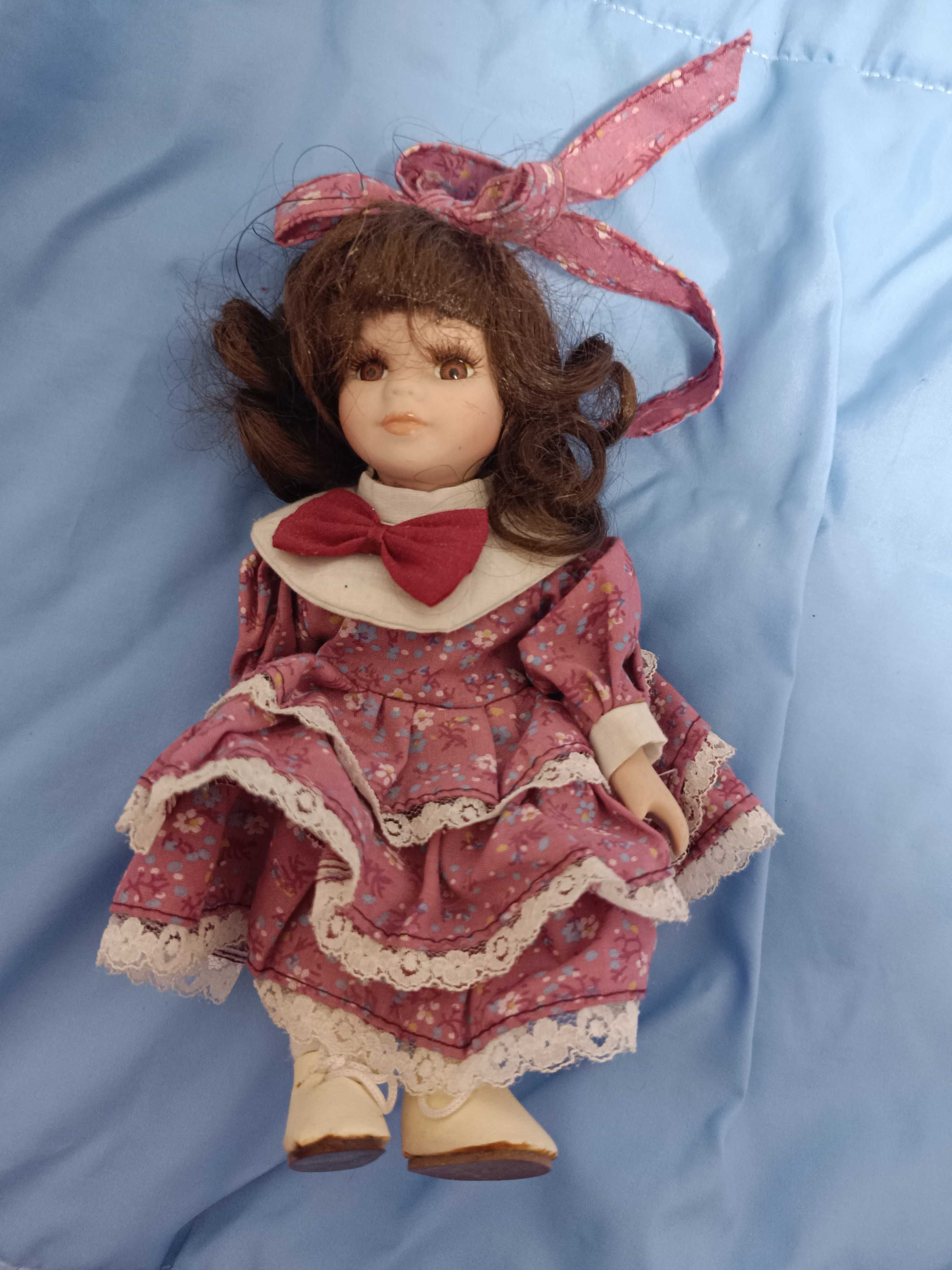 Bonecas pequenas de porcelana ruiva e morena