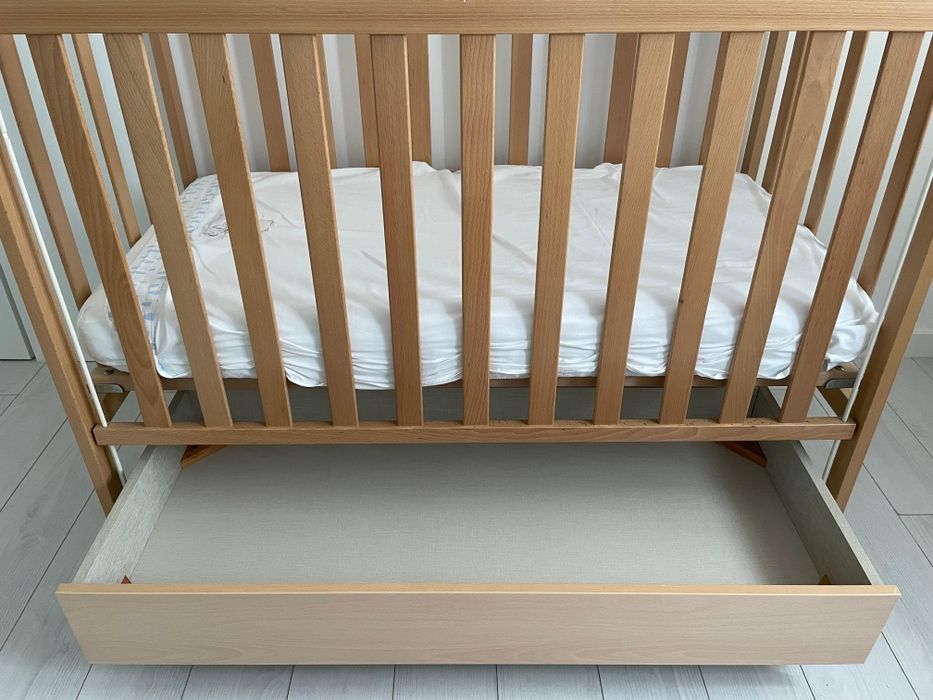 Cama bebé com gaveta