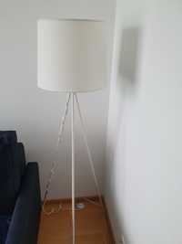 Biała stojąca wysoka lampa