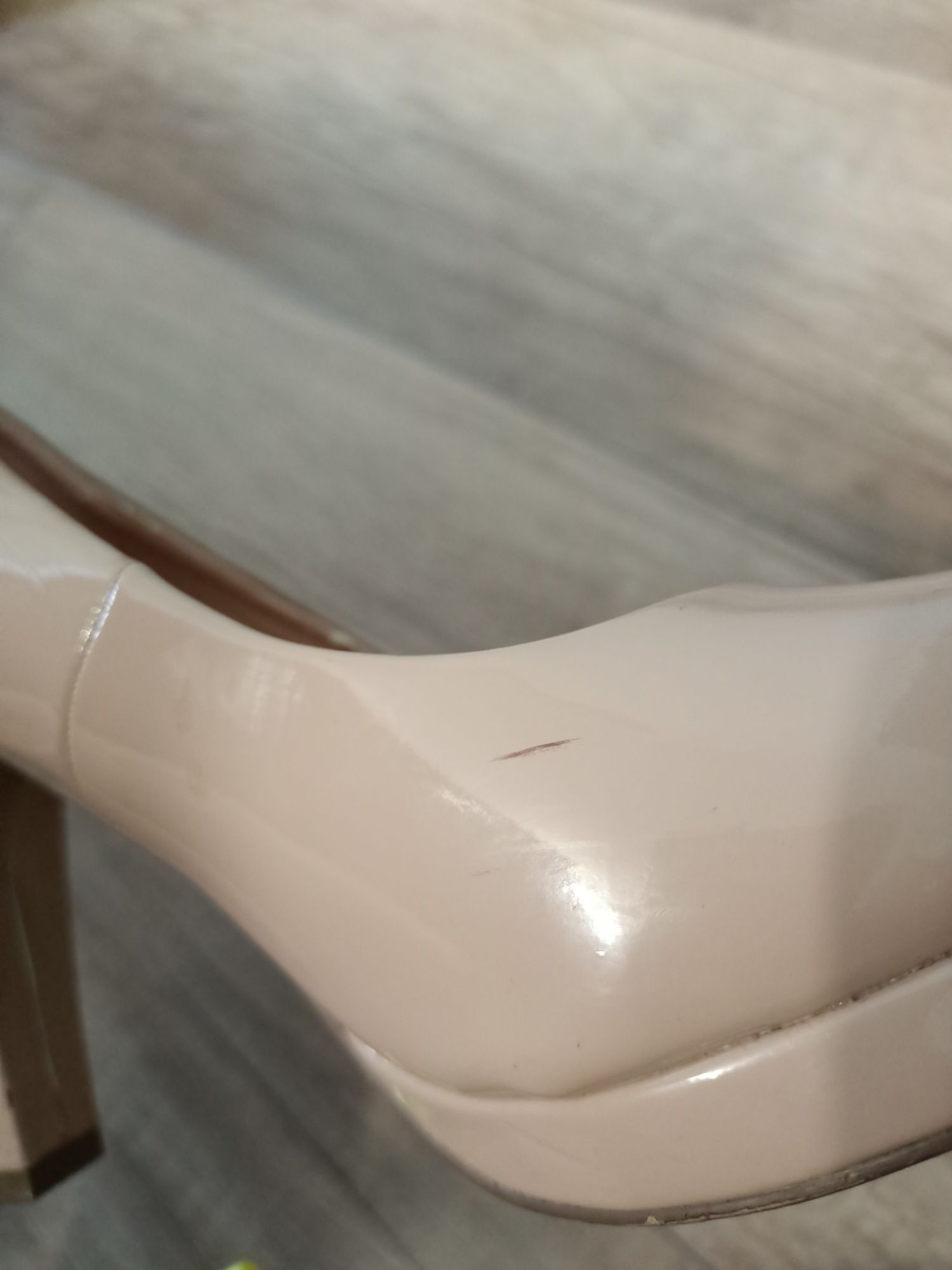 Beżowe buty na słupku