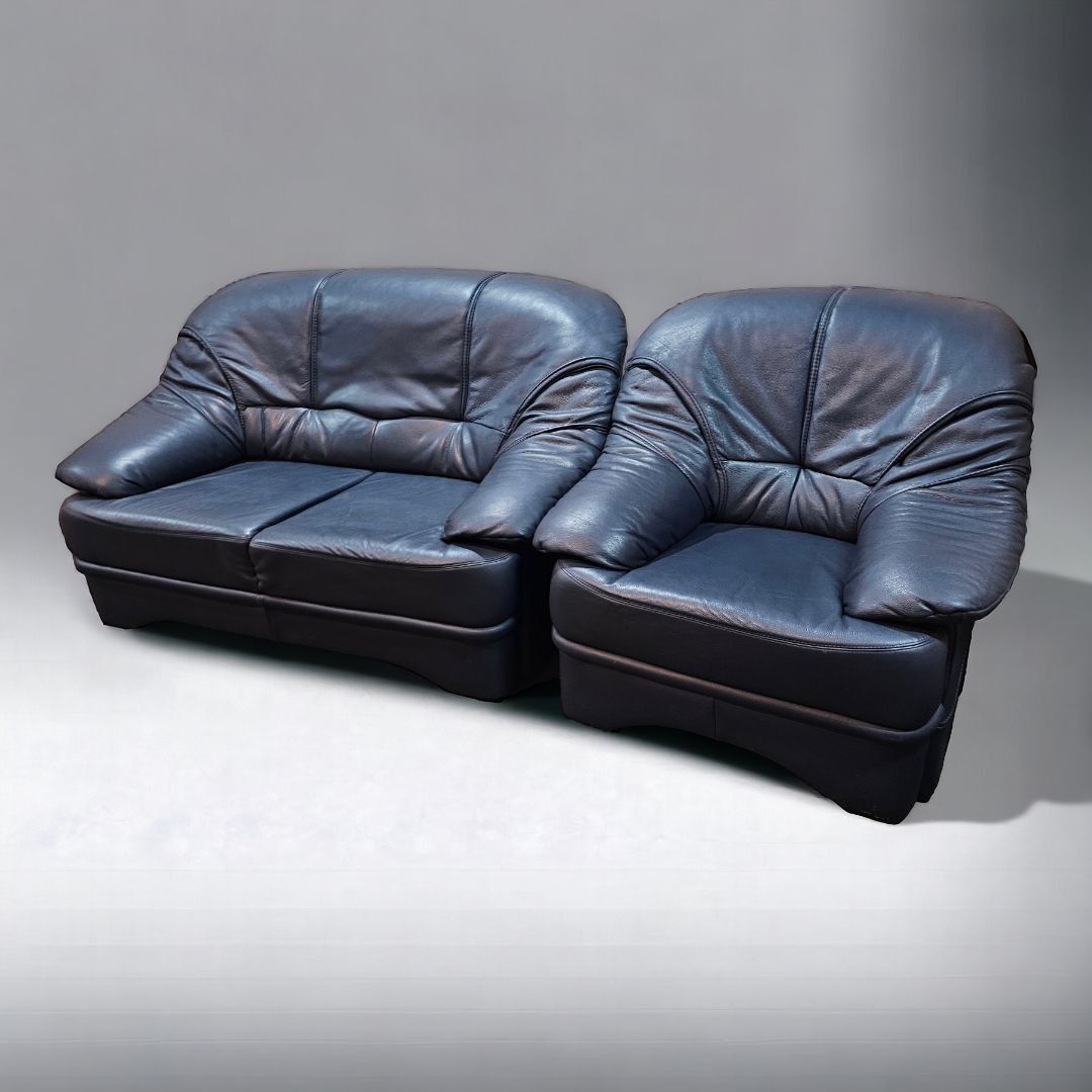 Кожаные диван двухместный и кресло темно-синий , б/у .  Германия