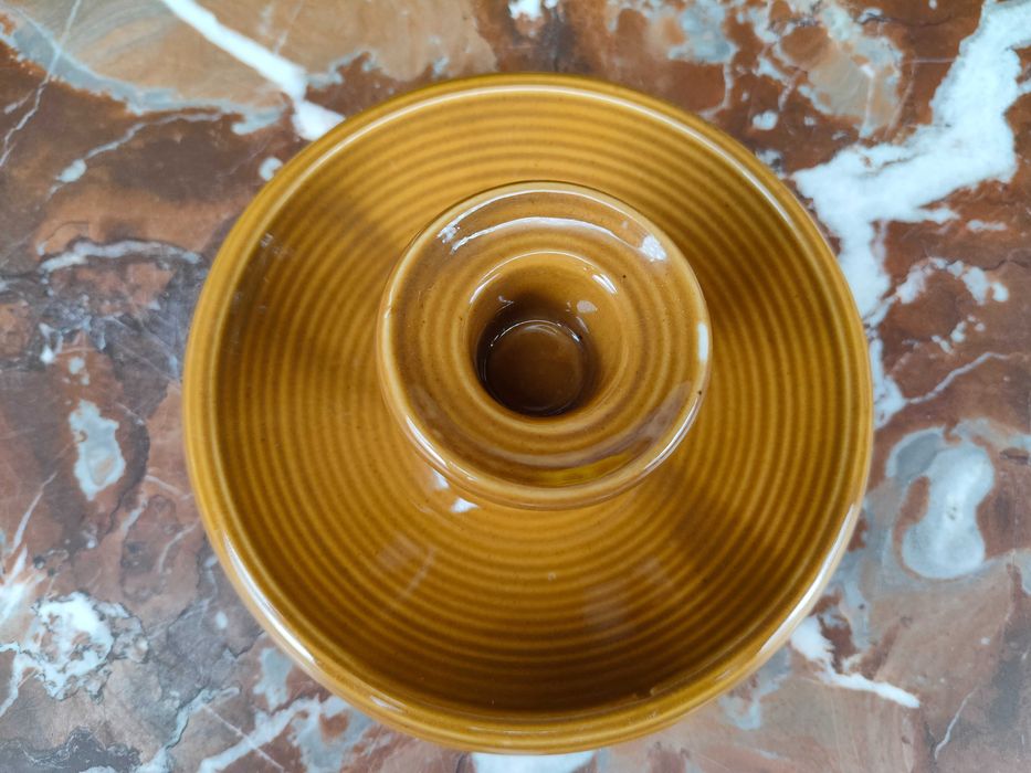 Ceramiczny prążkowany świecznik z okapnikiem