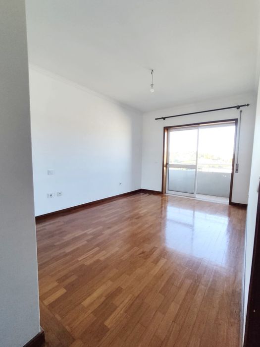 Apartamento T3 para arrendamento, amplo e bem localizado