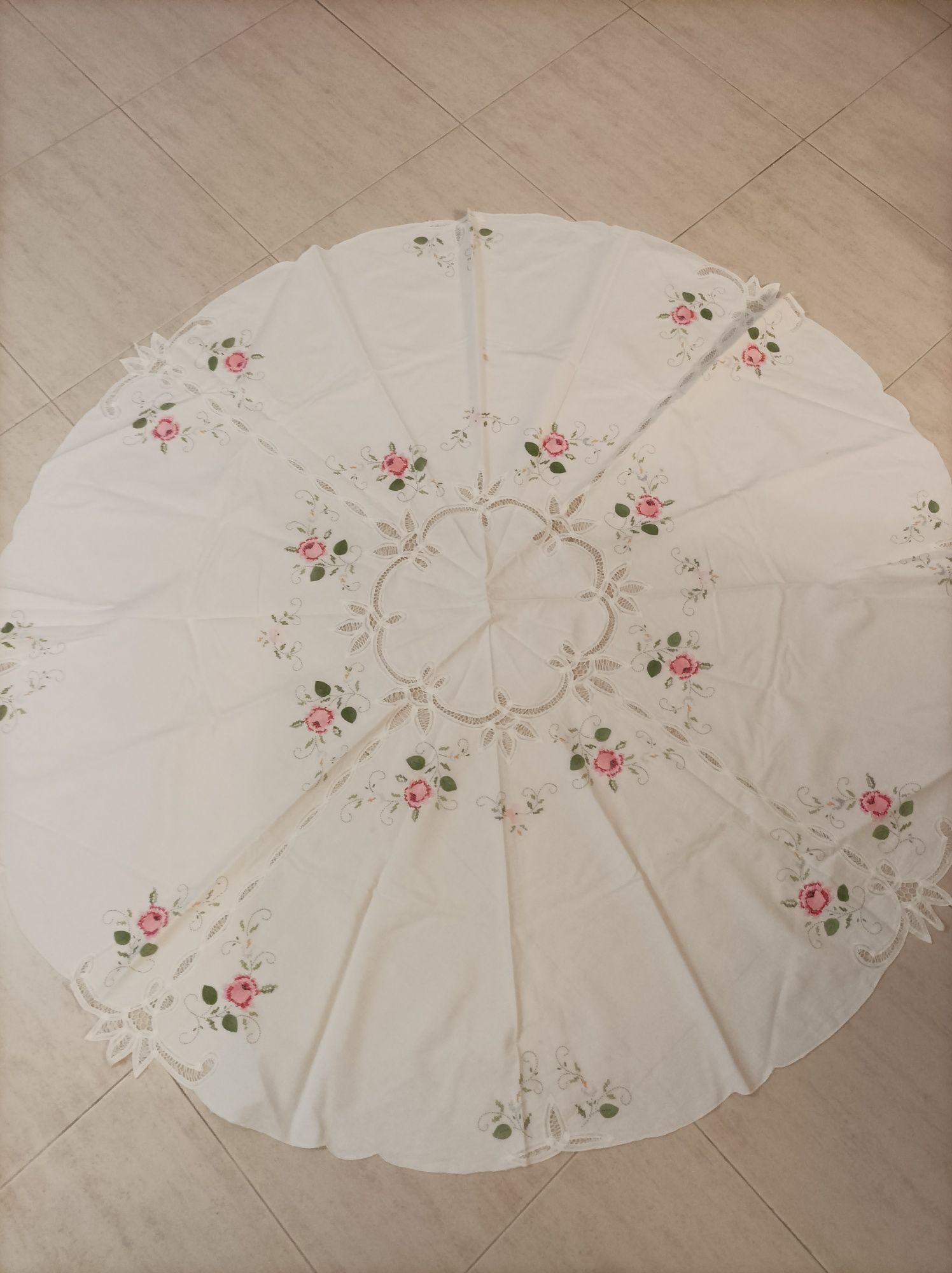 Toalha redonda bordada á mão 150 cm diâmetro Negociável