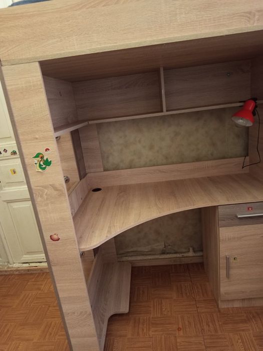 Детская кровать со столом и шкафом