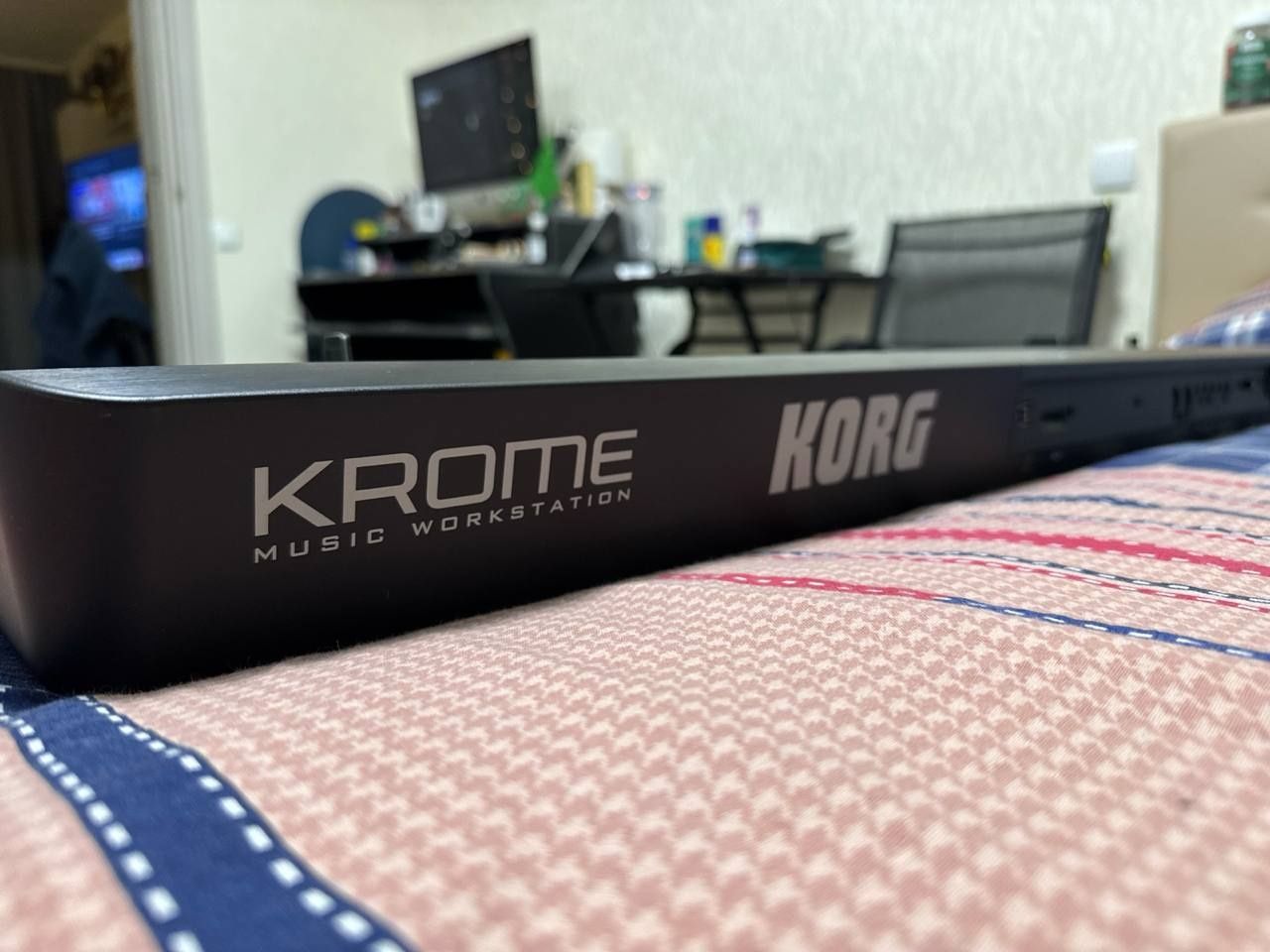 Продаю рабочую станцию KORG KROME 61.