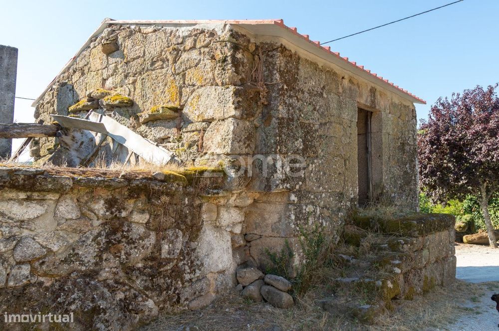 9 Terrenos urbanos com moradias em granito e 9 Terrenos rústicos.