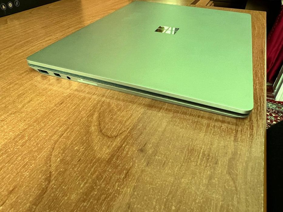 Microsoft Surface Laptop, 2  модель 1769 2К i5 intel ssd. 128 gb 8gb