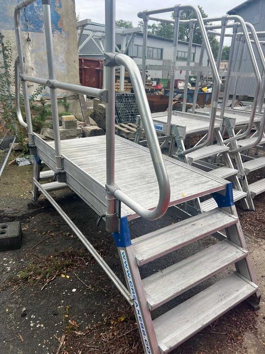 Aluminiowy pomost drabinowy dwustronny z platformą