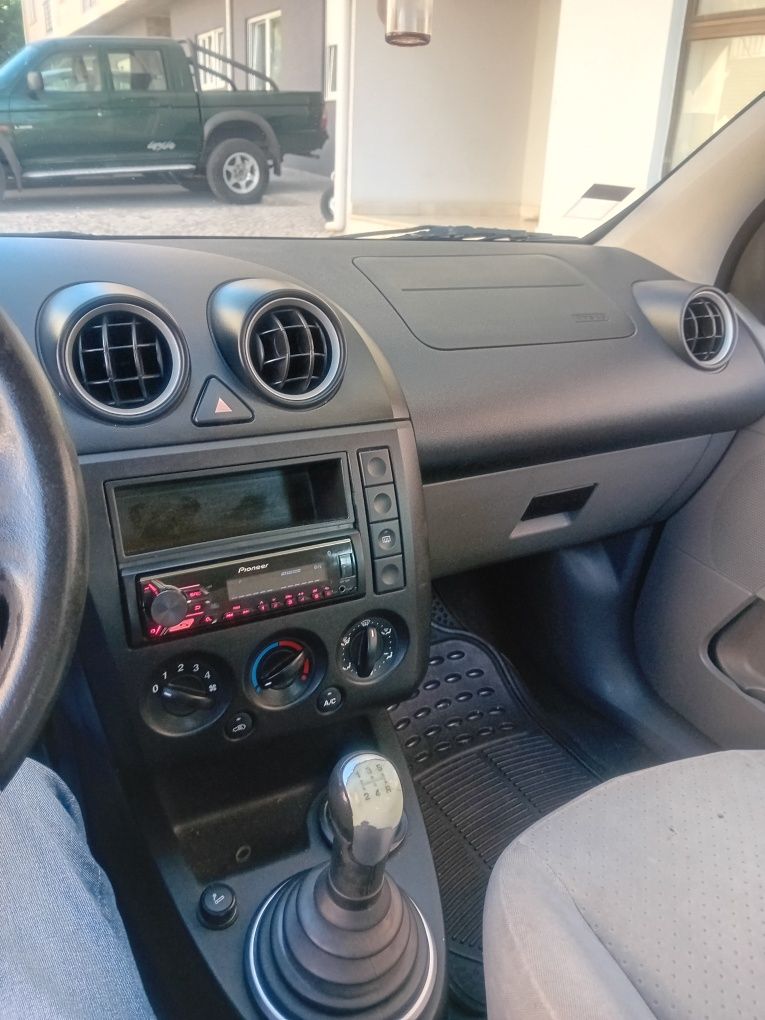 Vendo ford fiesta 1.4 16v gasolina ano 2002