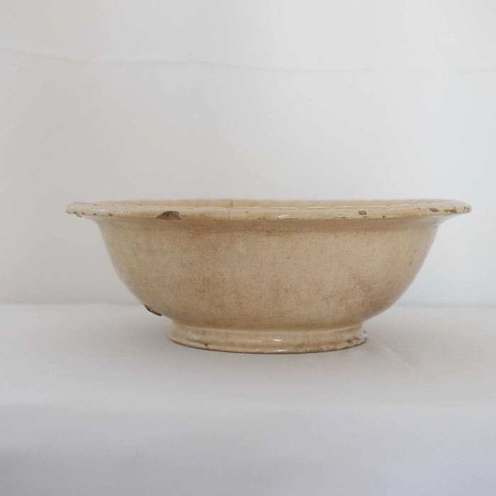 Bacia em faiança pintada à mão e agrafada