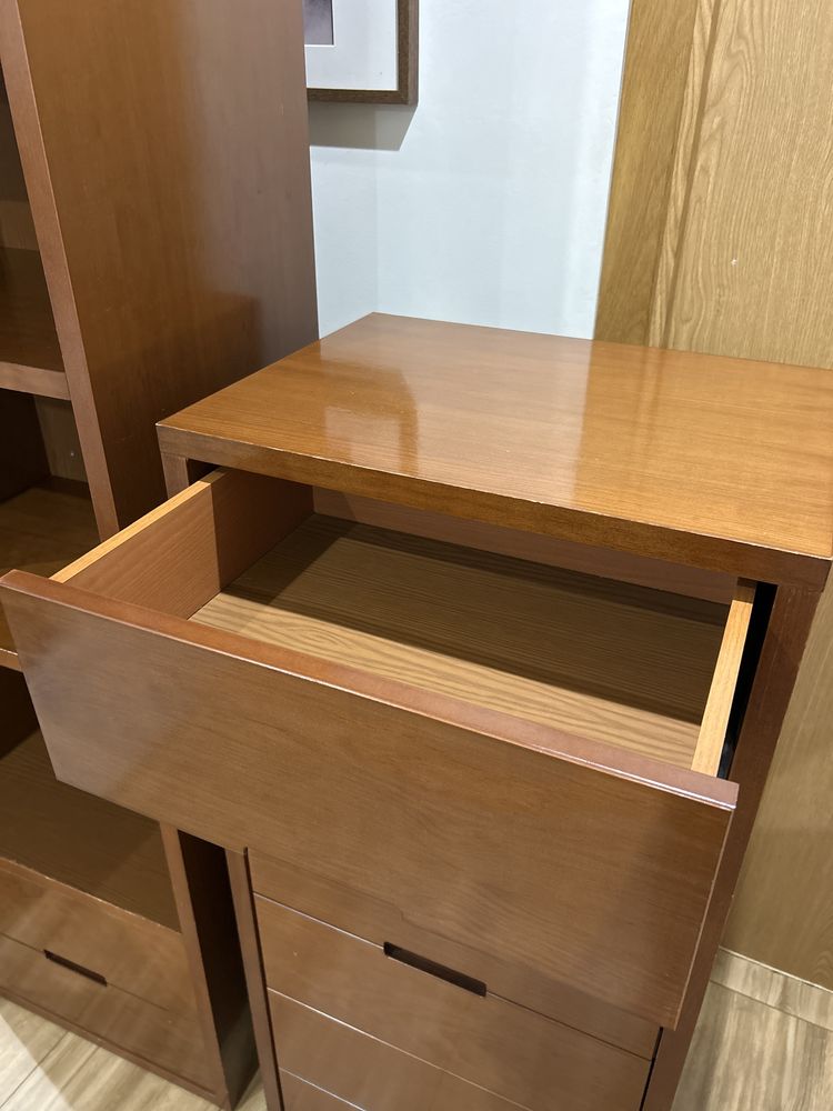 Conjunto cómoda e estante com gavetas em madeira maciça