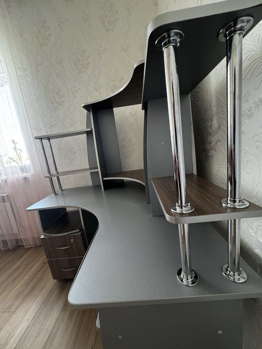 Продам компʼютерний стіл