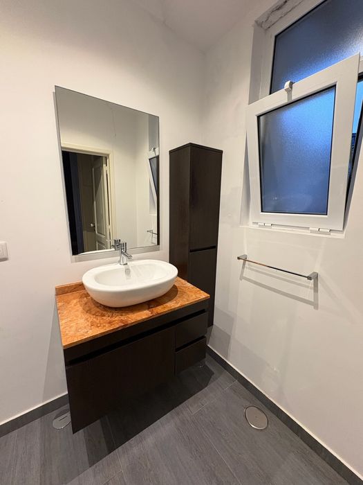 Conjunto de casa de banho com pedra e lavatório integrado