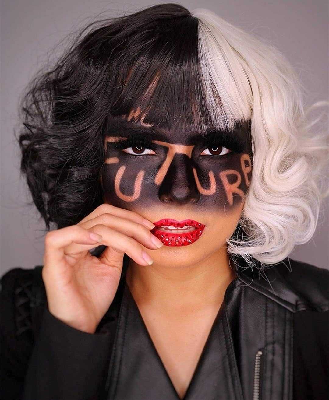 Peruka Biało Czarna CRUELLA DE VIL Cosplay włosy półdługie + AKCESORIA