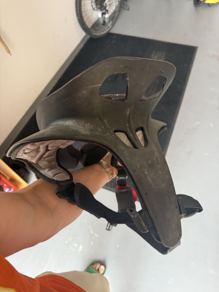 Airoh zestaw kask z ochraniaczem szyi s 55-56