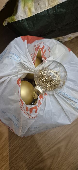 Árvore de natal com acessórios, bolas , pai natal e presépio