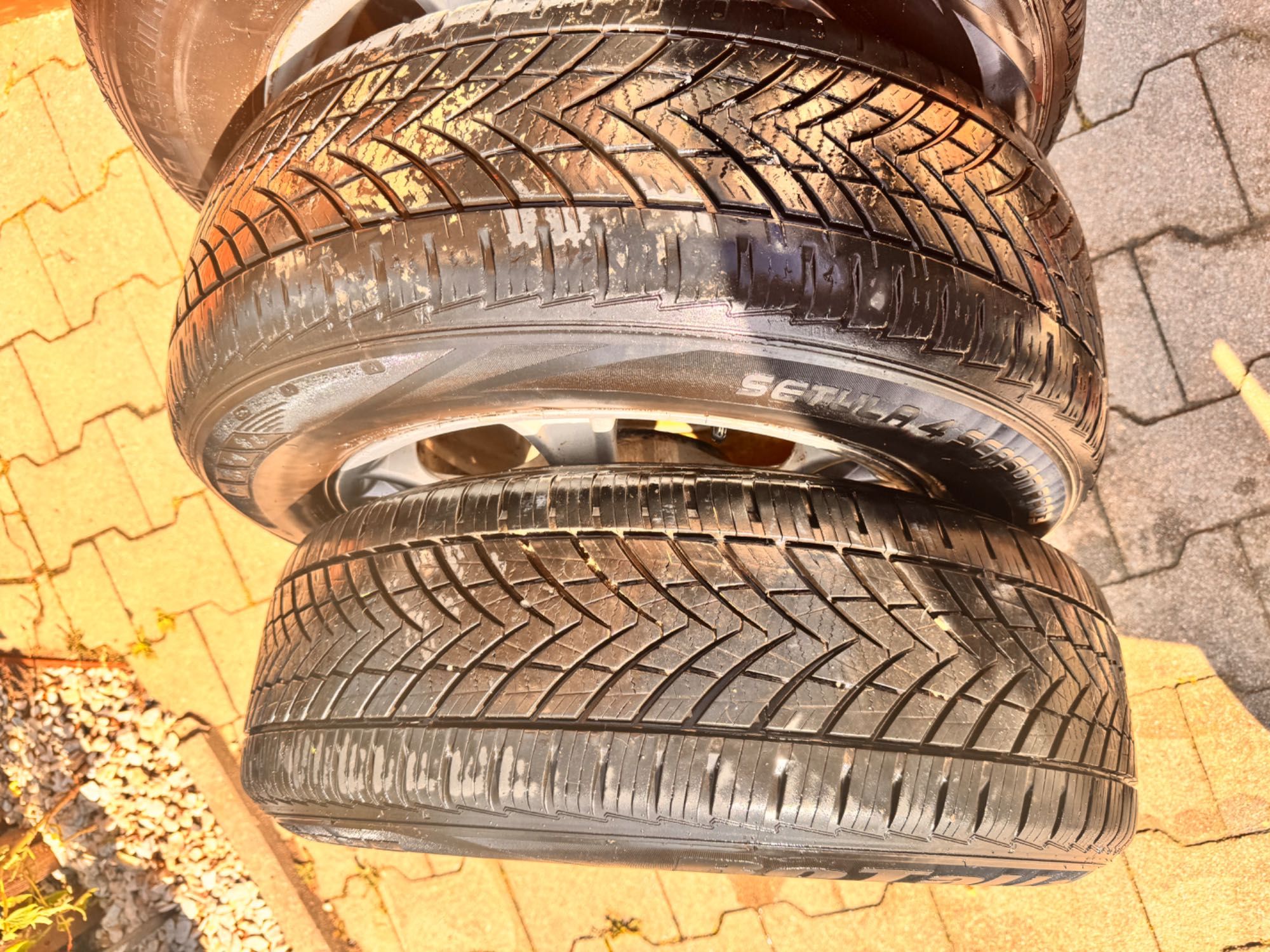 Komplet opon wielosezonowych 205/65R15