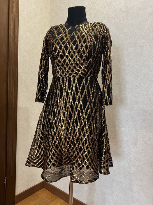Вечірня блискуча жіноча сукня