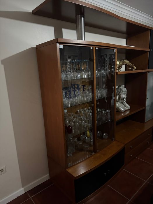 Móvel em cerejeira e alumínio