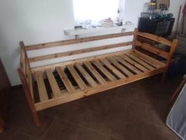 Łóżko sosowe lakierowane z oparciami, materacem Ikea i szufladą.