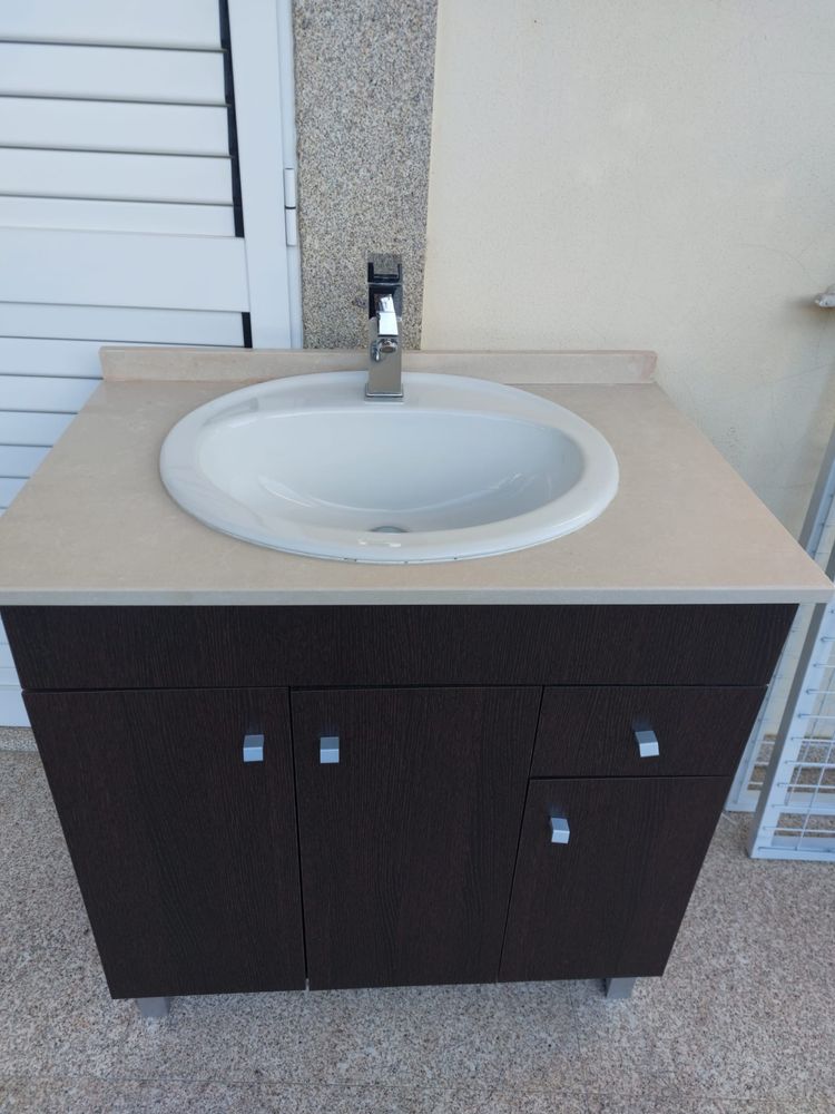 Movel de casa de banho + lavatorio com torneira + espelho