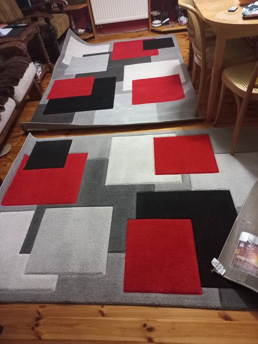 Dwa dywany w różnych rozmiarach