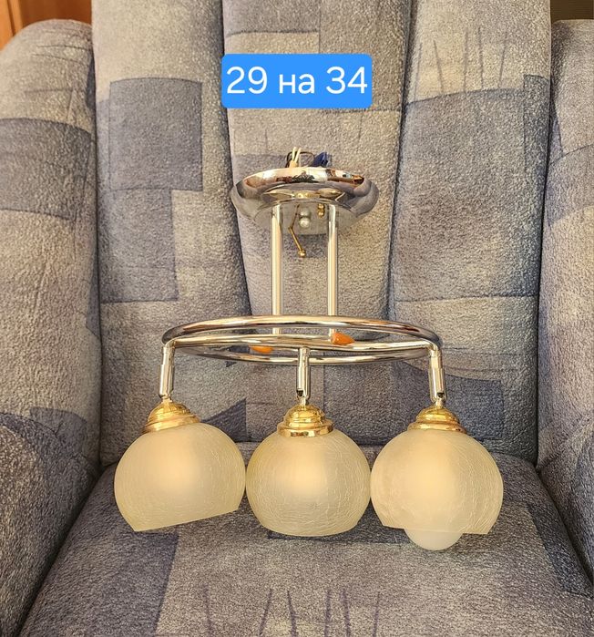 Люстра с регулируемыми плафонами.