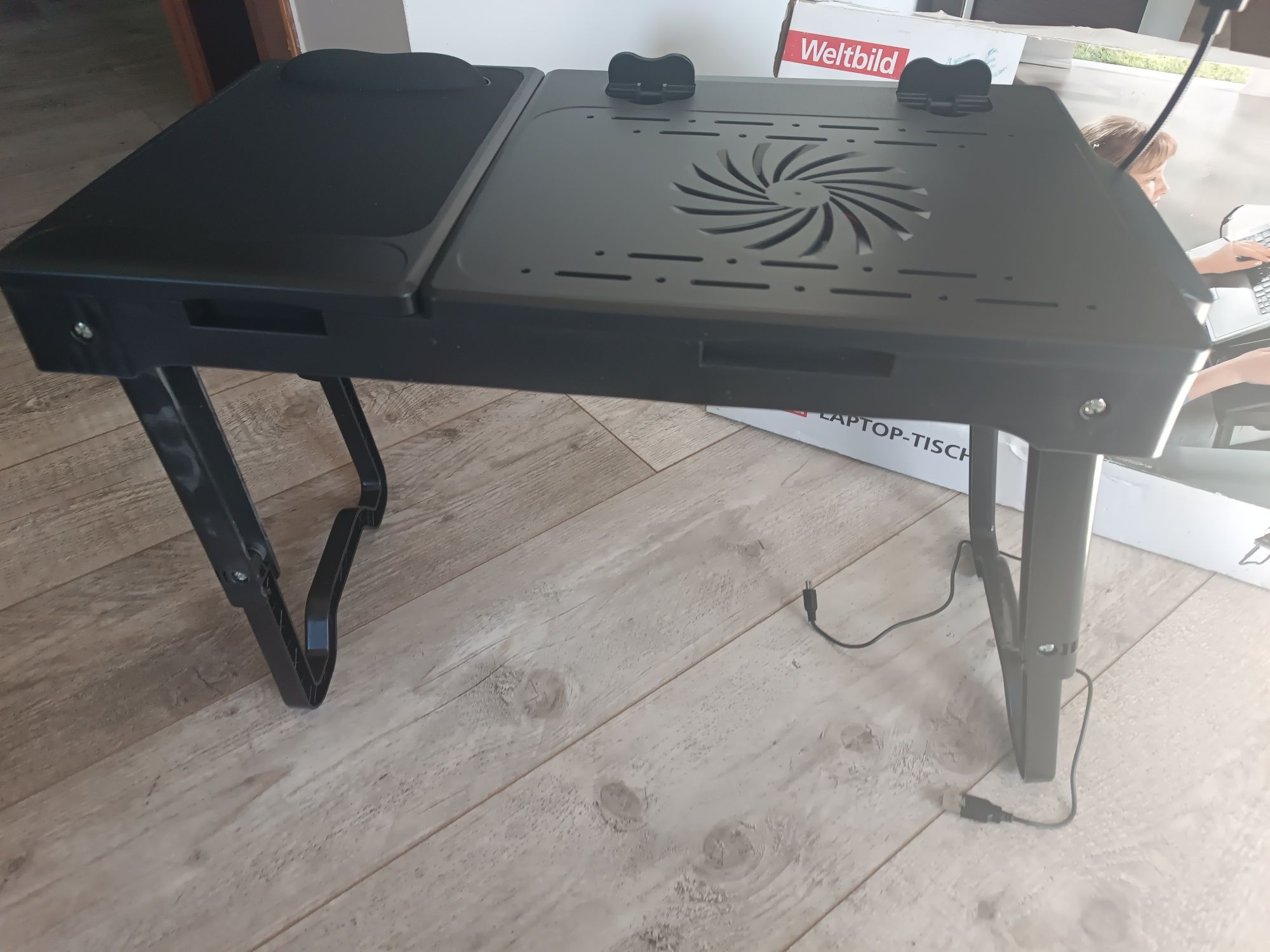 Stolik pod laptopa w bdb stanie, jak nowy