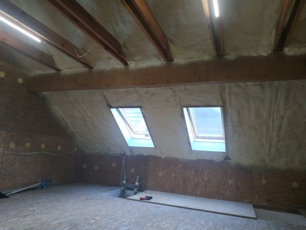 Ocieplanie pianą PUR poliuretanowa izolacja natryskowa pianką Dachu