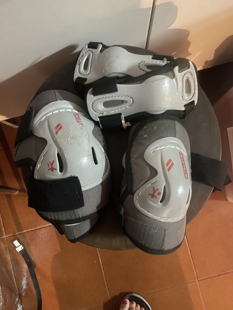 Patins em linha com rodas e com proteção de joelhos, pés e mãos