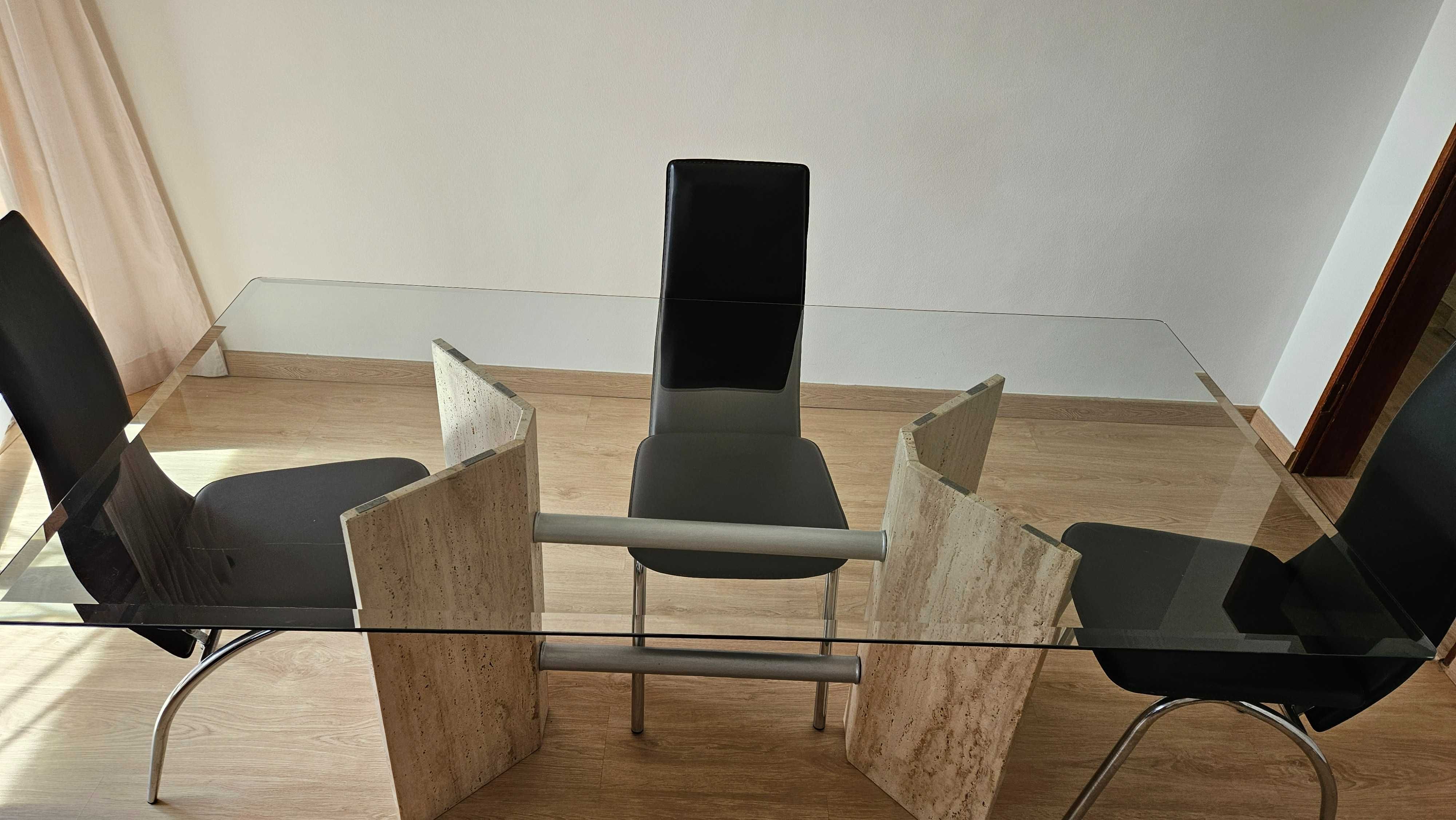 Mesa rectangular de vidro e 4 cadeiras pretas