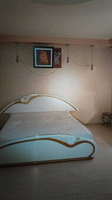 Двоспальне ліжко білого кльору