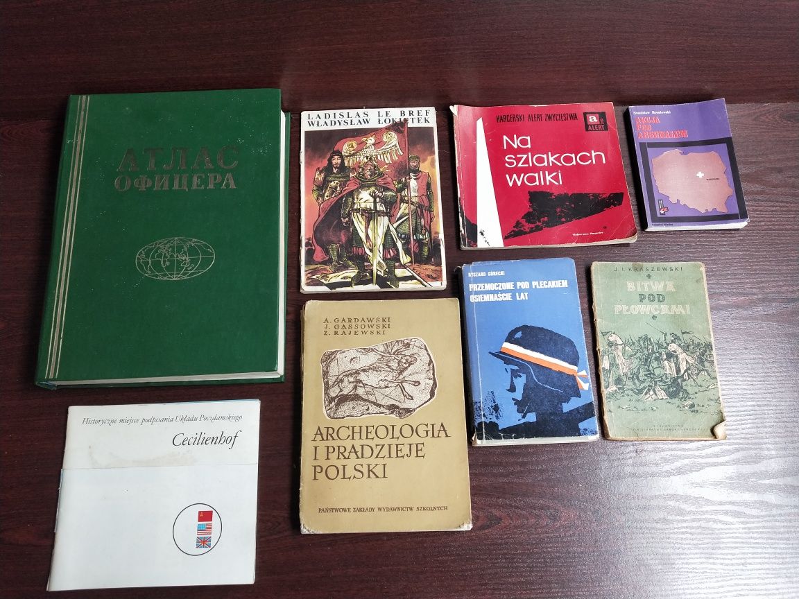 Kolekcja książek wojskowych różne okresy różne tematyka