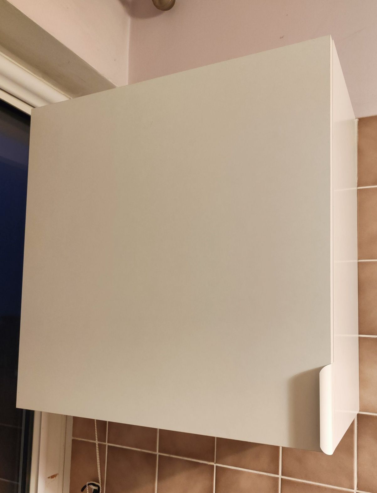 Szafka ścienna z drzwiczkami Ikea