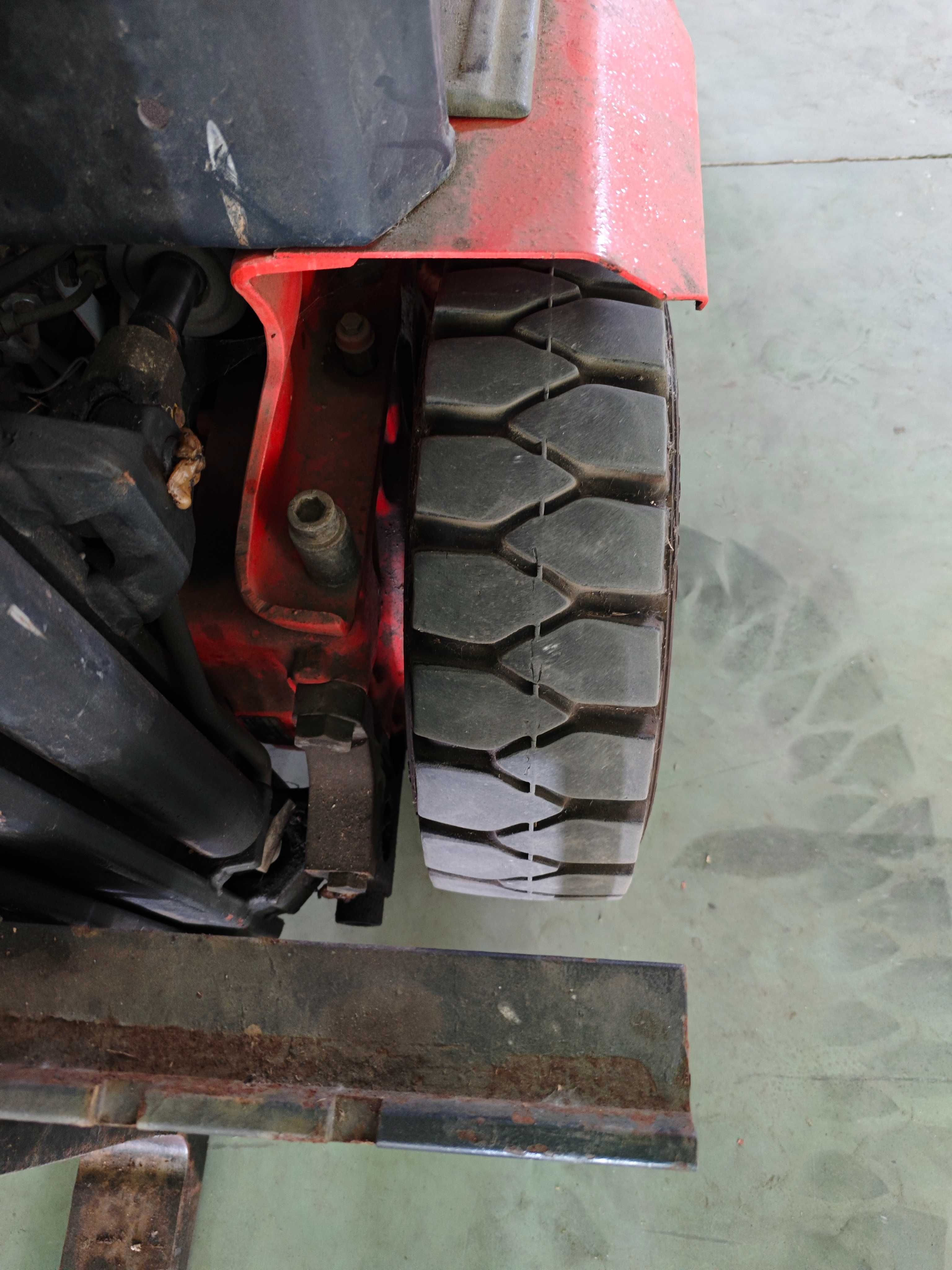 Empilhador Linde e12 usado com 477h de trabalho