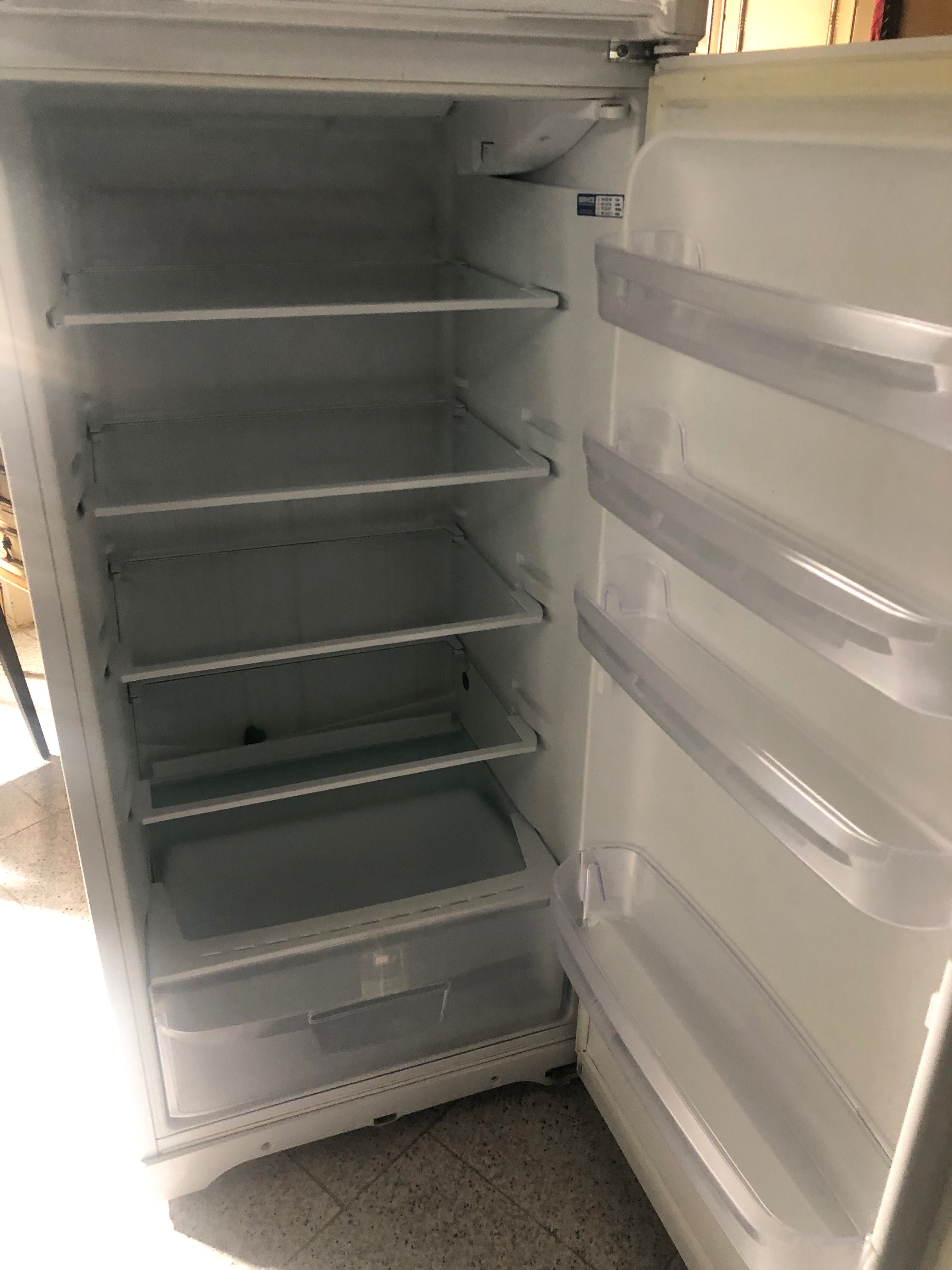 Frigorífico Indesit mais sofá 4 lugares