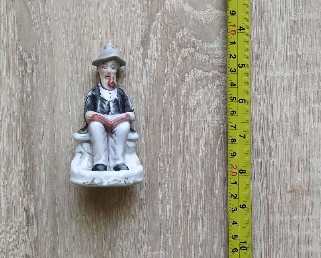 Porcelanowa figurka *Dziadek z książką*