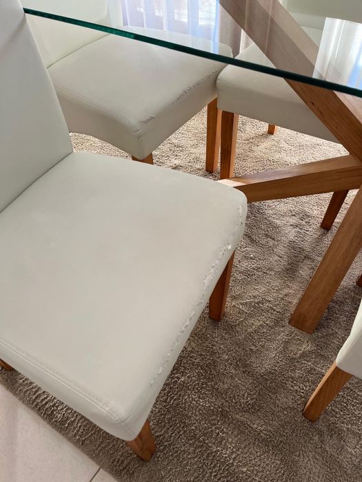 Mesa JSKY e cadeiras