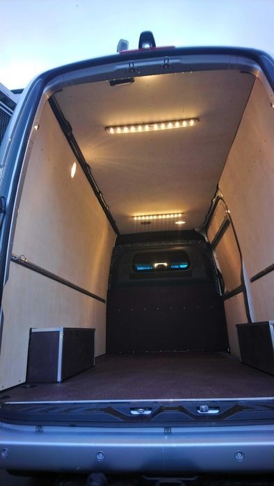 Zabezpieczenie przestrzeni ładunkowej zabudowa busa MB Sprinter