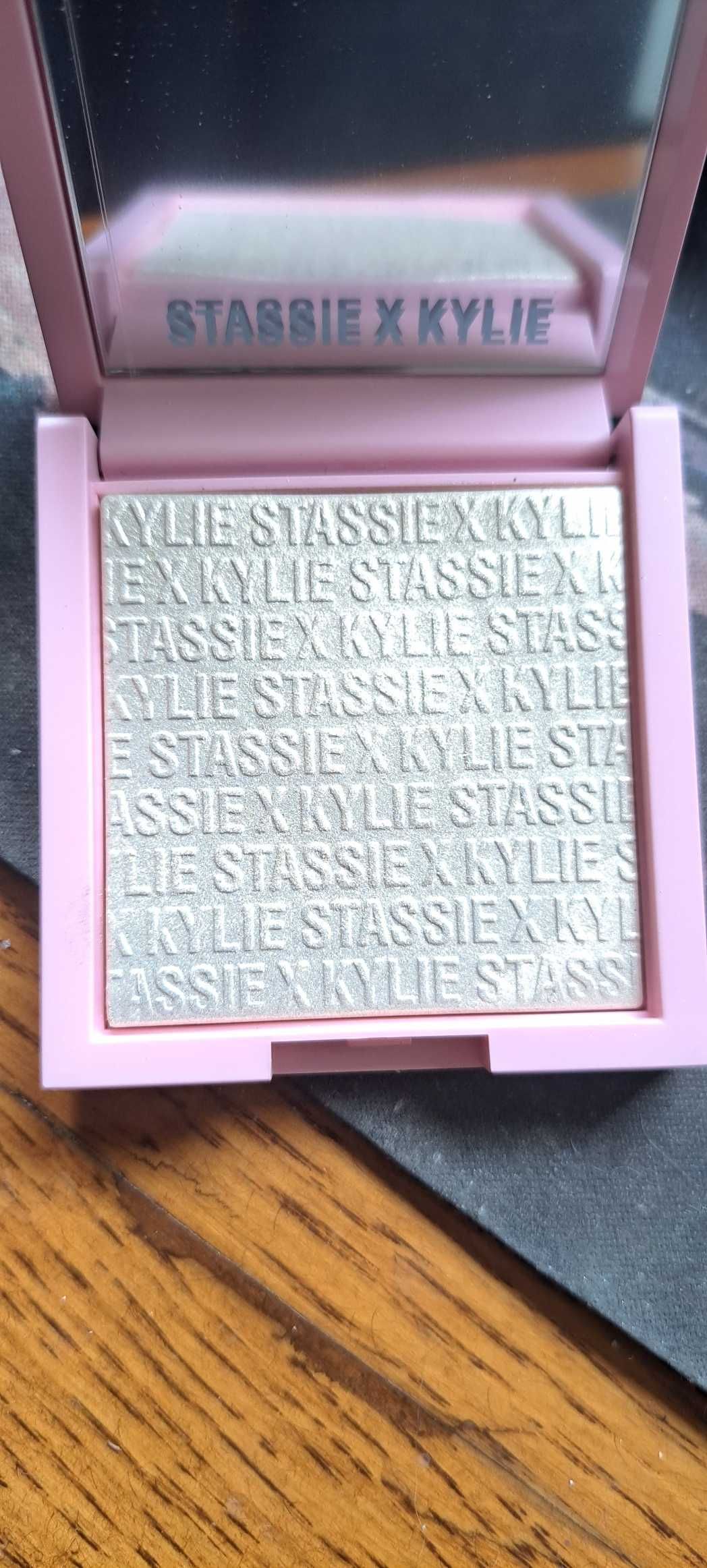 Kylie Cosmetics Kylie x Stassie rozświetlacz 090 bestie energy