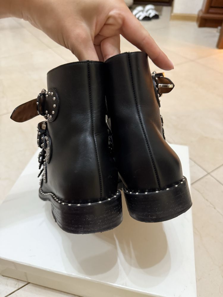 Продаю женские кожаные бутинки GIVENCHY