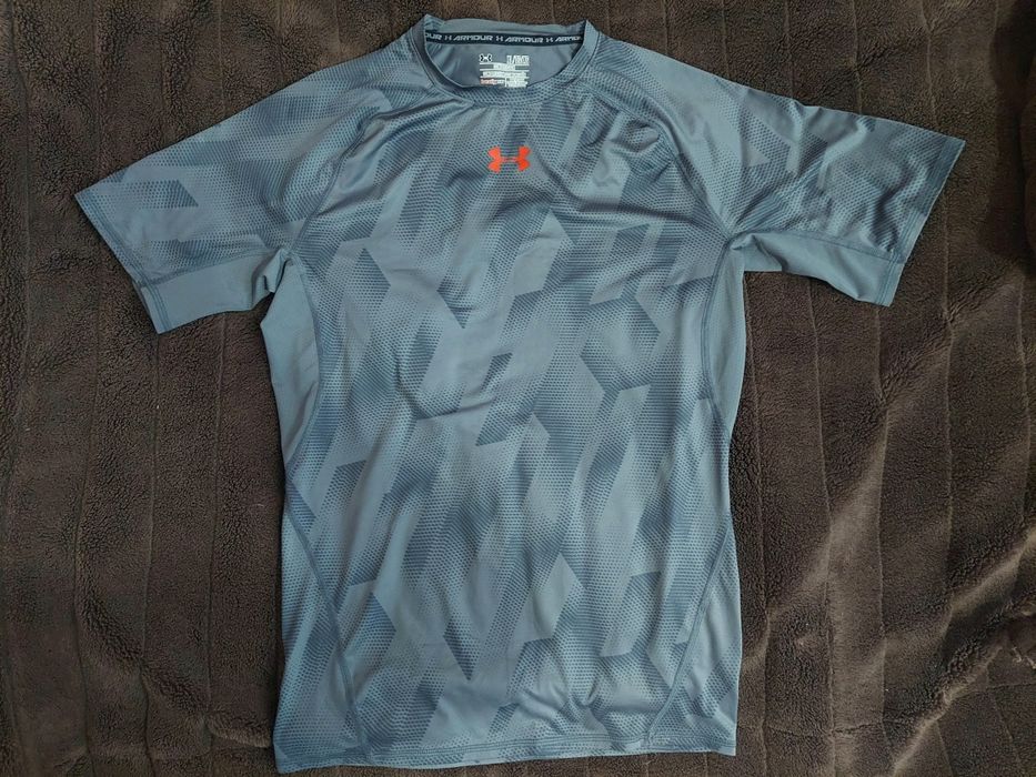 Футболка фірми under armor оригінал 

Розмір по бірці: XL /S

Привезен