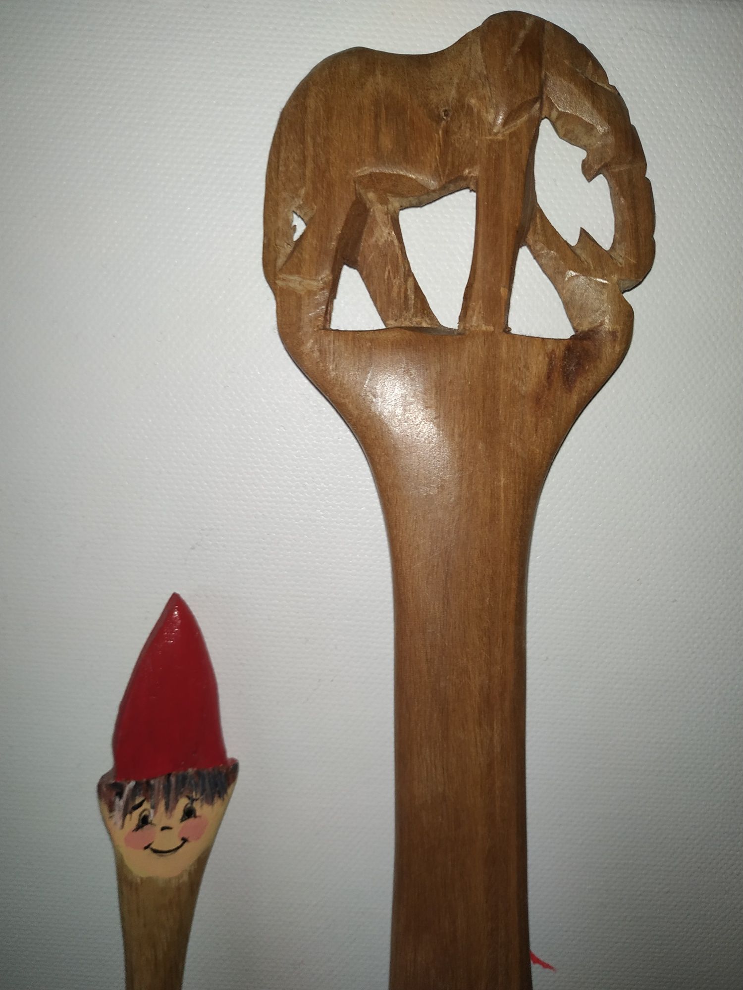 Drewniana łyżka do sałatki z rzeźbionym słoniem Nożyk ze skrzatem