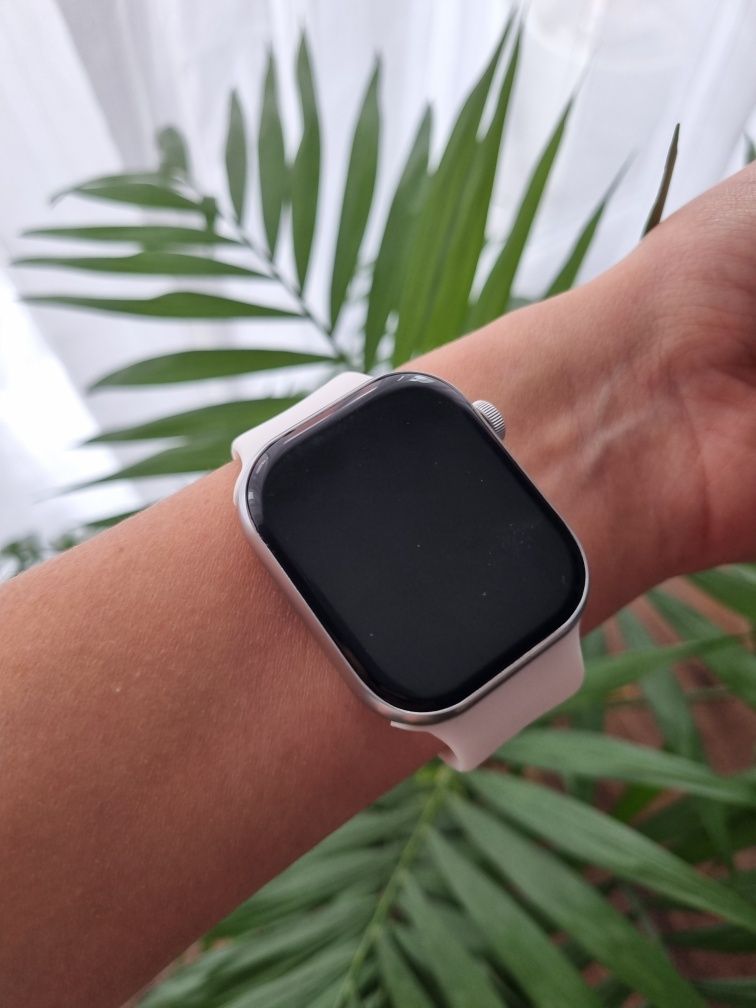 Nowy smartwatch srebrny